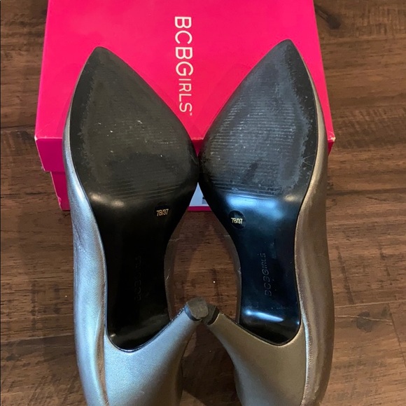 BCBG pewter metallic heels 7 - Picture 8 of 10
